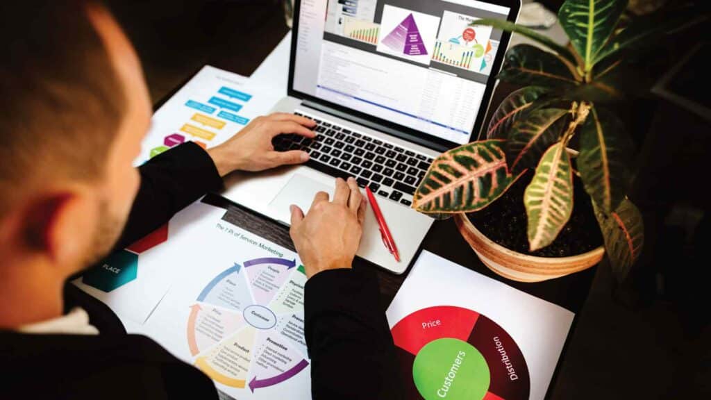 Un homme qui élabore une stratégie sur un ordinateur