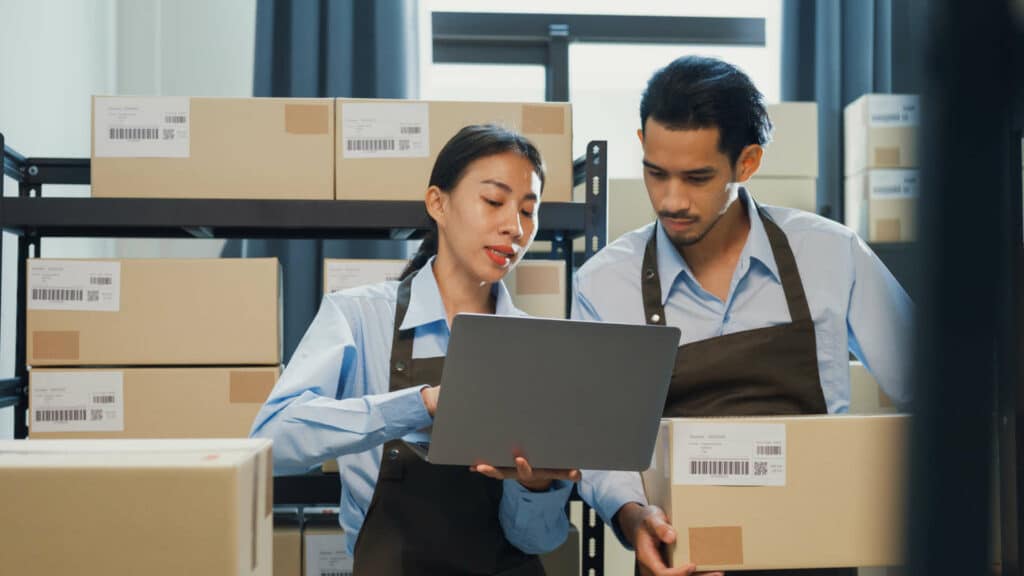 Photo d'un homme et dans une femme qui gèrent la logistique