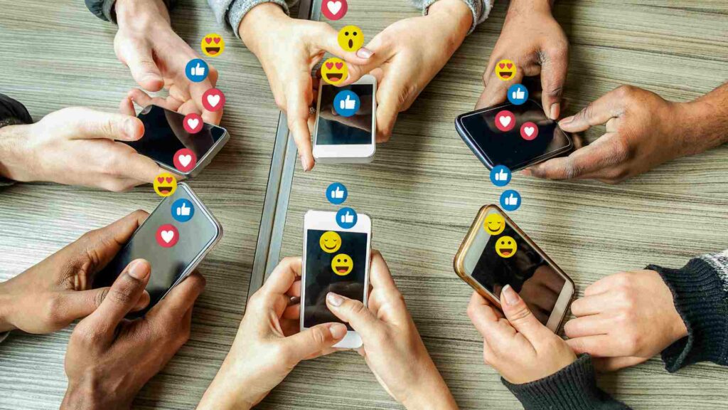 Photo de plusieurs personne sur leur téléphone